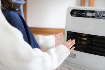 春に冷え症になる理由とは？「決まった時間の朝食」など4つの対策