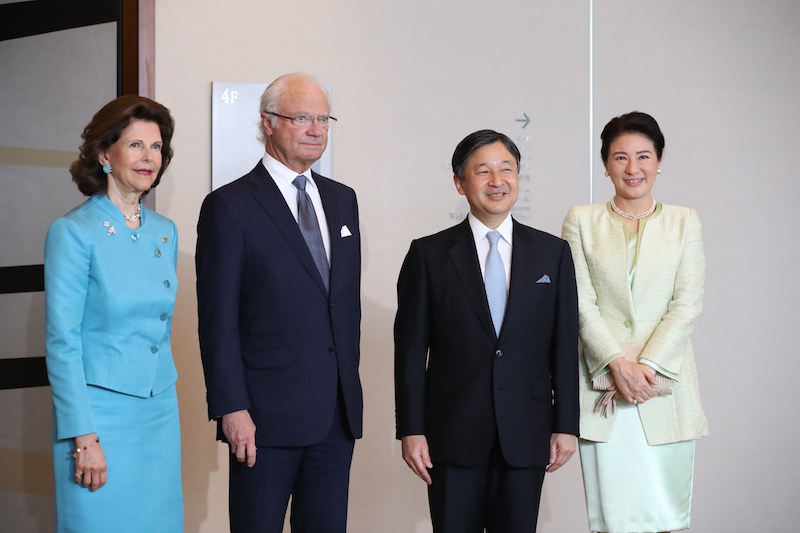 国王夫人のコバルトブルーを引き立てる優しいグリーン（2018年4月24日、Ph／JMPA）