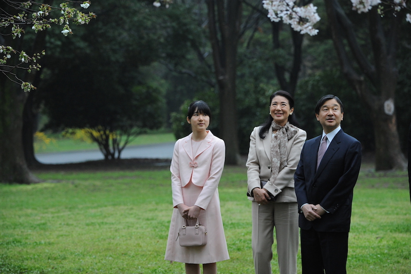 愛子さまは桜カラーのセットアップをお召しに（2016年4月7日、Ph／JMPA）