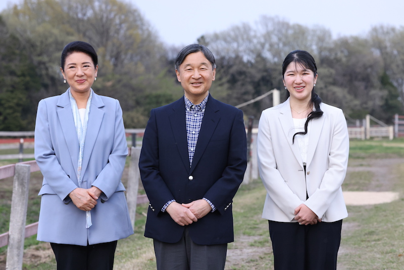 4月5日、およそ4年ぶりとなるご静養のため、栃木県高根沢町の御料牧場に到着された天皇皇后両陛下と愛子さま