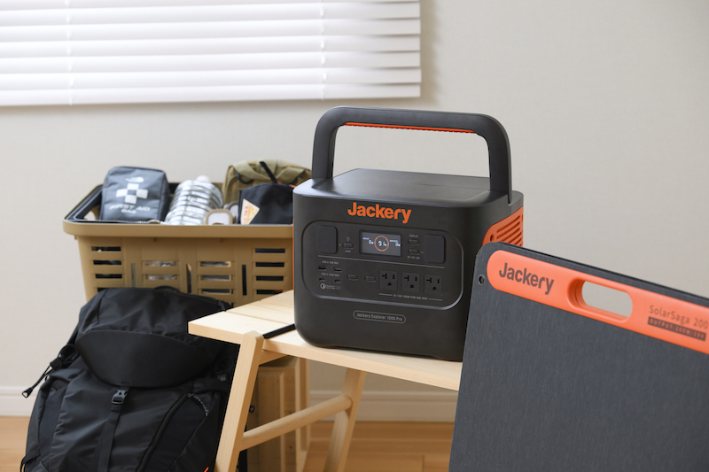 Jackery『ポータブル電源 1000 Pro』とアウトドアグッズのある部屋