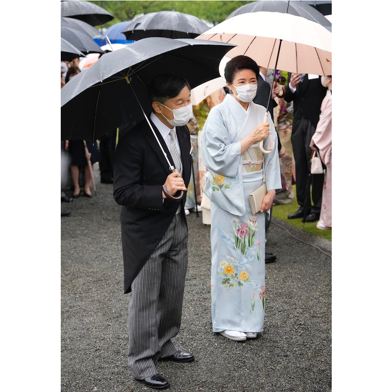 時折激しく降る雨の中、丁寧に招待客と歓談されるお二人（2023年5月11日、Ph／JMPA）