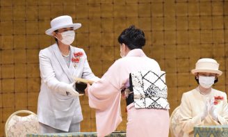 皇后雅子さまが受け継がれたご公務と伝統 上皇后美智子さまは89歳に、式典で雅子さまの腕に手を添えられた感動シーンも (1/3)| 女性セブンプラス