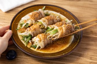 お得＆ボリューム満点の主役級おかず！レンジで簡単「節約 水菜ともやしの肉巻き」【もあいかすみ…