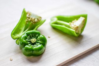 ピーマンの苦味を軽減する方法があった！「縦に切ってじっくり加熱」野菜ソムリエプロが教える調…