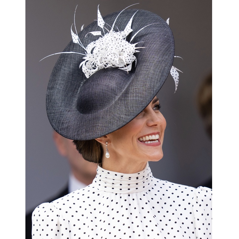 ヘッドピースのフェザーもさりげなく水玉模様（2023年6月19日、Ph／GettyImages）