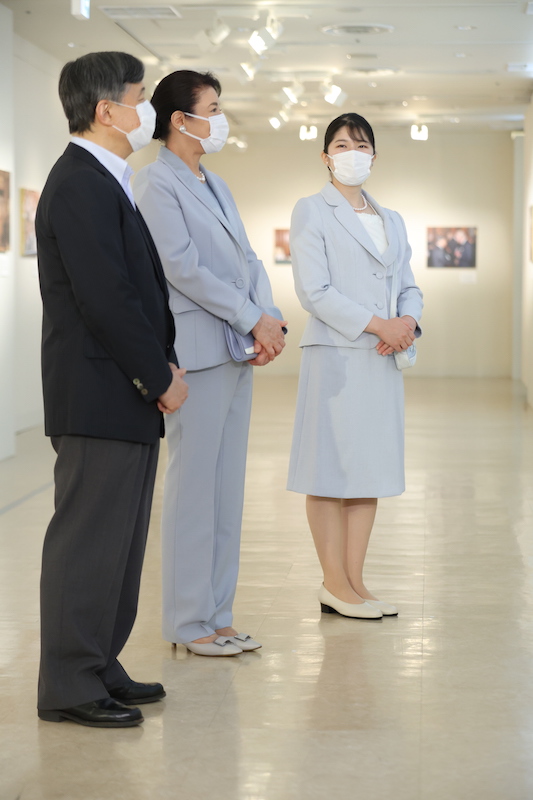 日本橋高島屋で開催中の即位5年・成婚30年記念特別展「新しい時代とともに―天皇皇后両陛下の歩み」を鑑賞される天皇皇后両陛下と愛子さま