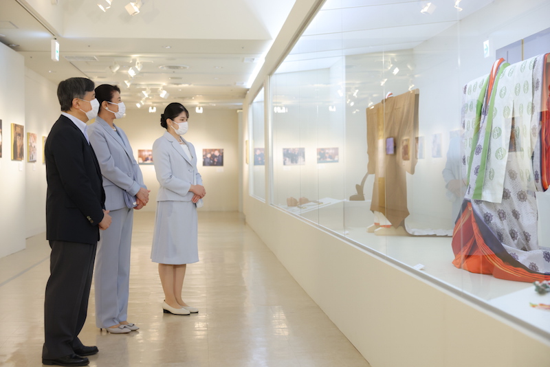 日本橋高島屋で開催中の即位5年・成婚30年記念特別展「新しい時代とともに―天皇皇后両陛下の歩み」を鑑賞される天皇皇后両陛下と愛子さま