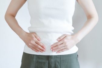 すっきり出ない…更年期に悩まされる「残便感」はどう解消？生活習慣や食生活の見直しポイント