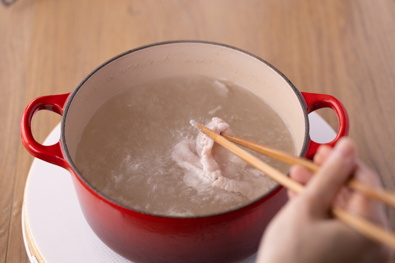 豚バラ肉を入れてしゃぶしゃぶして色が変わったらすぐ取り出す