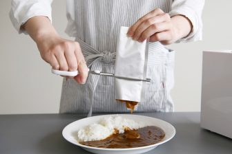 レトルト食品を食べるときの悩みが解消！「つかむ、きる、しぼる」ができるレトルト食品用の多機…