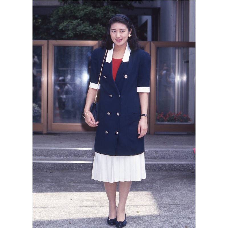 1993年6月、ご自宅前にいるご成婚直前の雅子さま