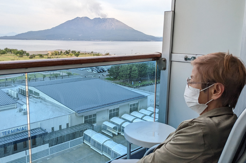 鹿児島停泊中は、きれいな桜島が。この日の夕食はお互いの1日を振り返りながら会話も弾みます