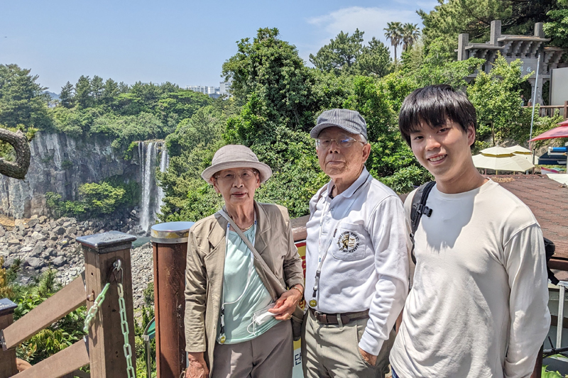 今回は大学生の息子（父母からみると孫）を連れた3世代旅行（韓国・済州島にて）