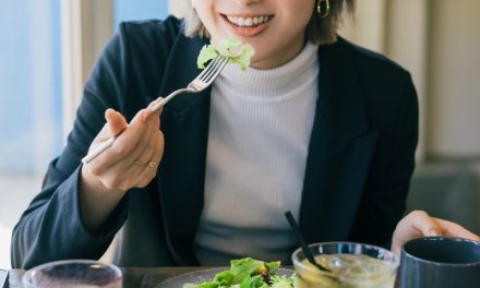 サラダを食べる女性