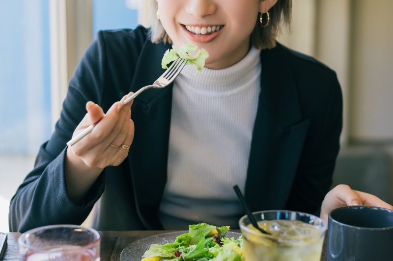 サラダを食べる女性