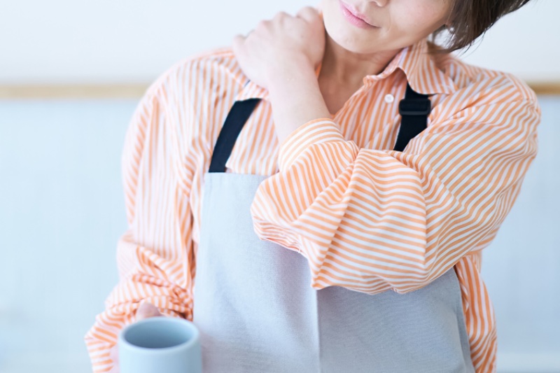 腰痛も内臓の冷えが原因で頭痛や肩こりが起こっていることも（Ph／photoAC）