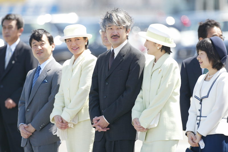 雅子さまと同じく紀子さまも同じトーンのファッションに（2002年7月20日、Ph／SHOGAKUKAN）