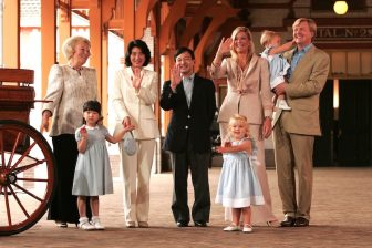 天皇皇后両陛下とオランダ王室、絆を深めた「17年前の夏休み」と続く交流　雅子さまと王妃は元キ…