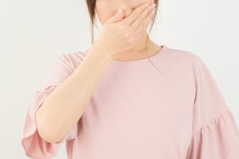 歯のブリッジ治療が「口臭」の原因になることも！口臭を緩和する食材＆漢方薬を歯科医師が解説