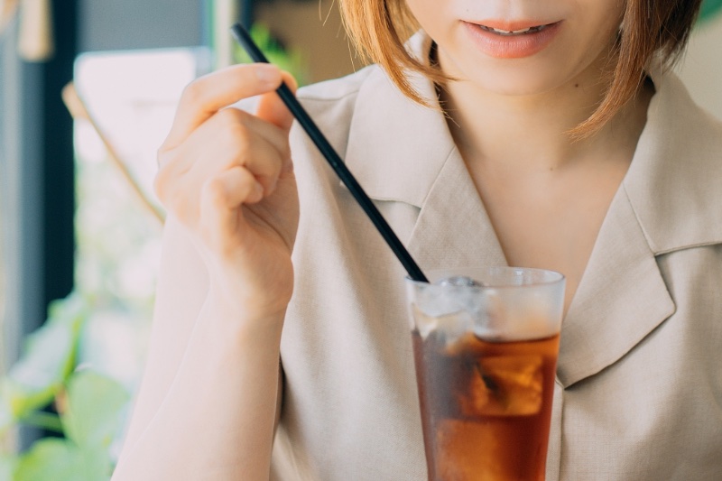 アイスコーヒーを飲もうとしている女性