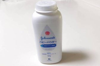 【これ買ってよかった！】洗えないソファの汚れ・ニオイ取りに「ベビーパウダー」が活躍！家事の…