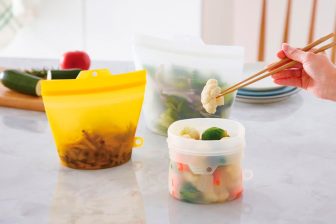 食材を入れてレンチンで一品も！調理・加熱・保存に便利な『大きくひらくシリコンクックバッグ』