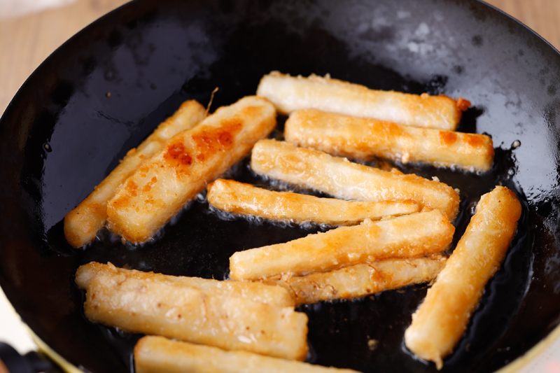 フライパンでサラダ油を中火で熱し、【2】を加え、揚げ焼きに