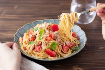 和えるだけなのにおいしい！ごまめんつゆ香る「トマトとツナの和風パスタ」【もあいかすみ ラクウ…