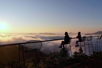 「一生に一度は見たい雲海」「露天風呂から眺める朝焼け」他、絶景を手軽に楽しめる宿