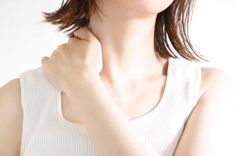 夏は肩こりや腰痛になりやすい？　対策のカギは「股関節」、冷房の効かせすぎにも注意