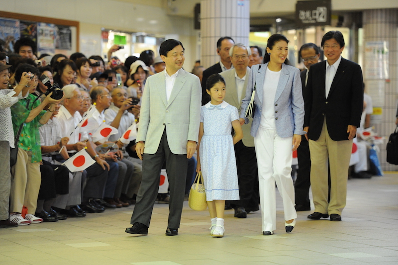 愛子さまはブルーノワンピースにかごバッグで夏らしい装い（2010年8月4日、Ph／JMPA）