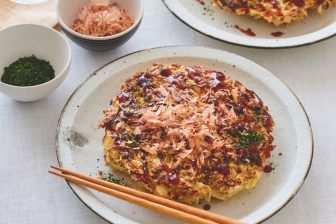 ふわふわ食感！ひき肉でお好み焼きに　人気料理ブロガーが教える大人向けの野菜たっぷりレシピ