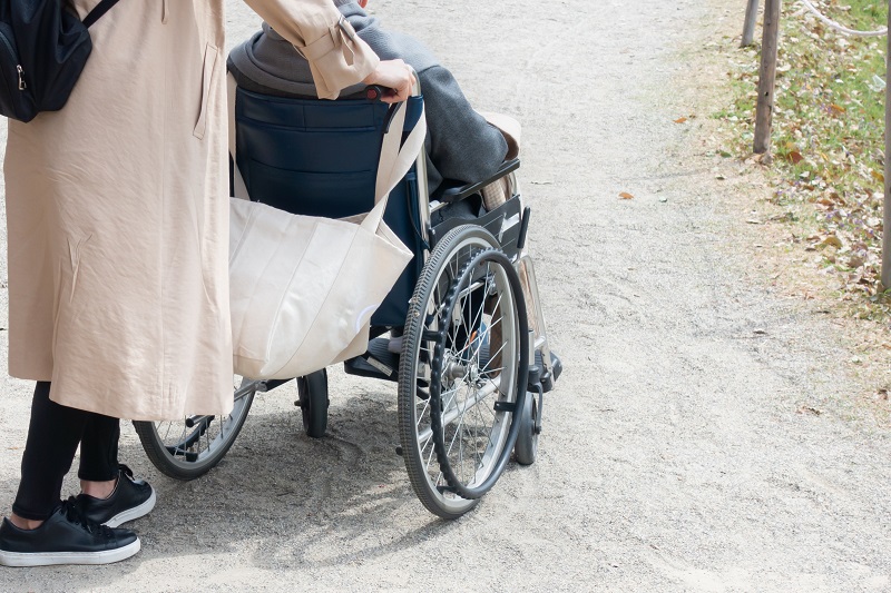 車いすを押す女性