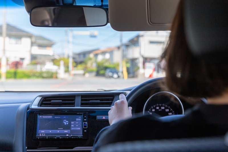 車を運転する女性