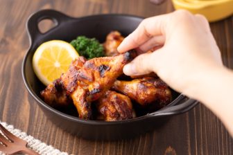 家でBBQ気分！漬けて焼くだけなのに激ウマ「ジューシーBBQチキン」【もあいかすみ ラクウマレシピ…