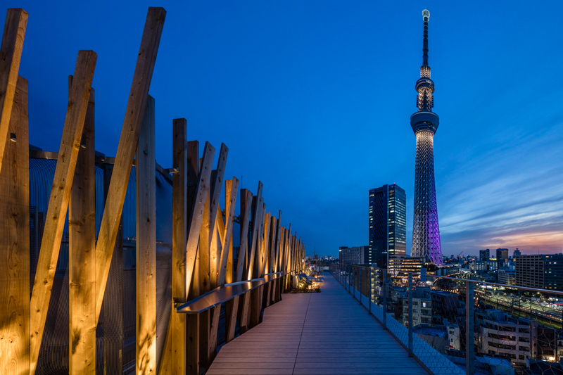 ソファに腰掛けると東京スカイツリーの全景が目線に（ONE＠Tokyo）（ONE＠Tokyo）