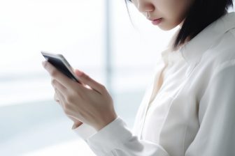 スマホを長時間使っていると「口が臭くなる」のはなぜか？歯科医師が語る意外な理由