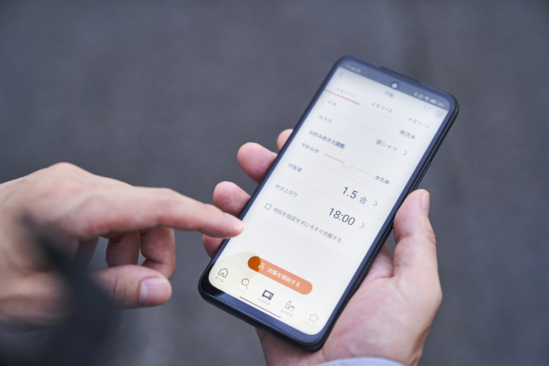 パナソニックの『自動計量IH炊飯器 SR-AX1』は、あらかじめタンクに水と無洗米を入れておけば、設定した分量の米と水を自動で計量しておひつに投入し、炊飯をスタート。専用アプリと連携すれば、外出先から炊飯できる