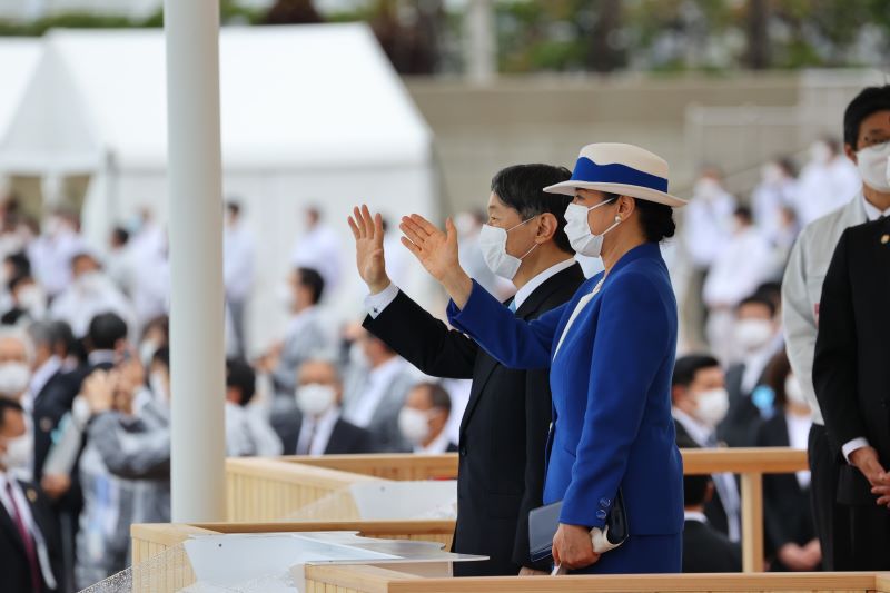 多くの人に手を振られる両陛下（2022年11月13日、Ph／JMPA）