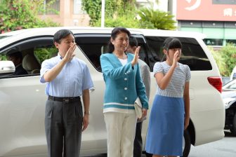 皇后雅子さま、ご静養でもジャケットで“きちんと感”　集まった人を魅了する真夏の洗練ファッション