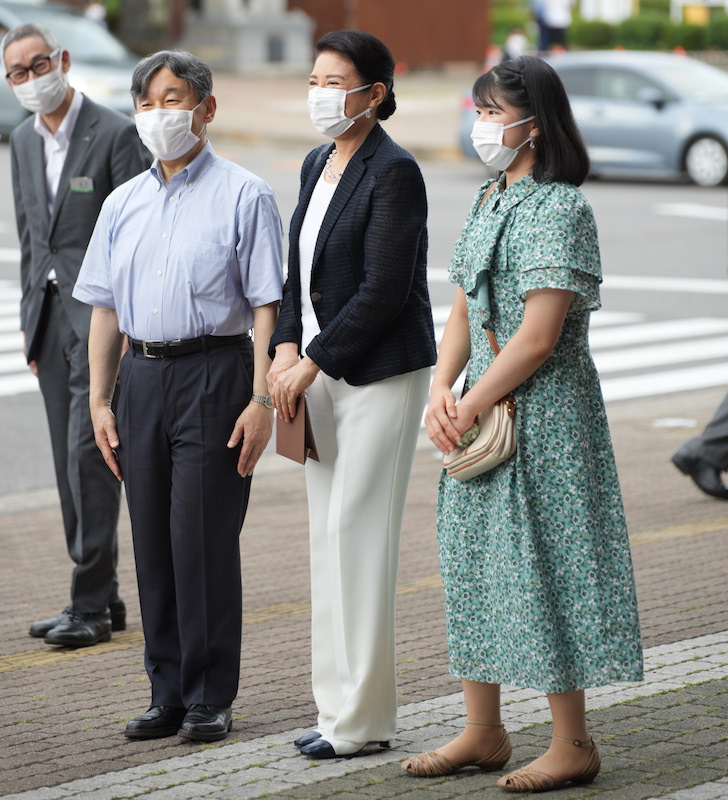 2023年8月21日、那須御用邸へ向け駅にご到着の天皇皇后両陛下と愛子さま