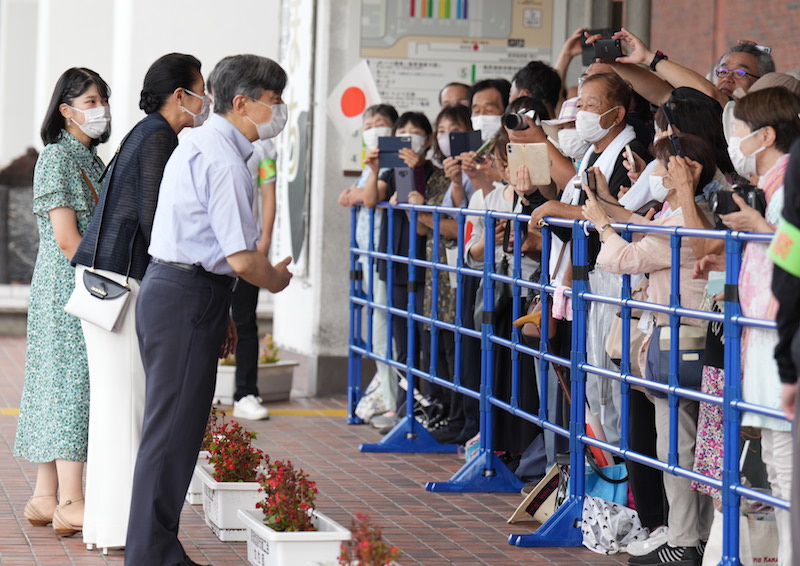 2023年8月21日、那須御用邸へ向け駅にご到着の天皇皇后両陛下と愛子さま