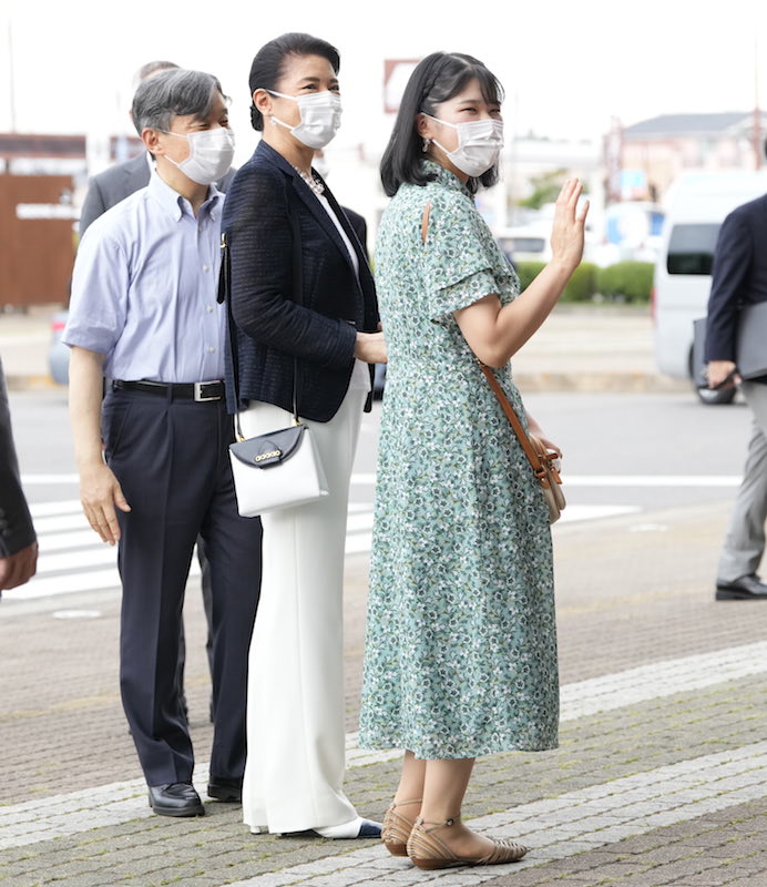 2023年8月21日、那須御用邸へ向け駅にご到着の天皇皇后両陛下と愛子さま