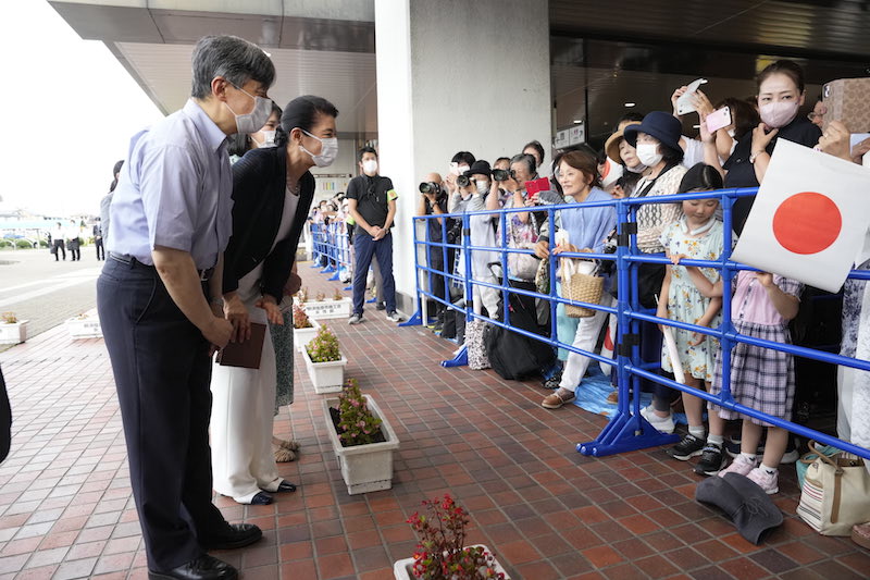 2023年8月21日、那須御用邸へ向け駅にご到着の天皇皇后両陛下と愛子さま