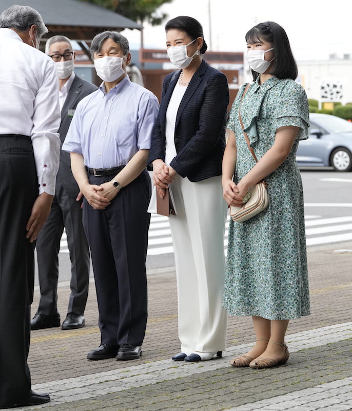 2023年8月21日、那須御用邸へ向け駅にご到着の天皇皇后両陛下と愛子さま