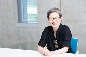 薄井シンシアさんの社交術　外交官妻時代の手土産はなぜ「ベイクドチーズケーキかガトーショコラ…