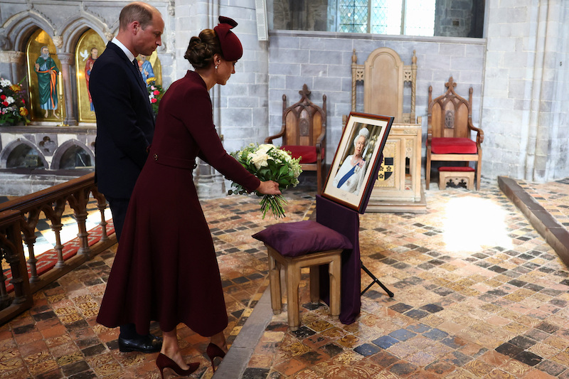 エリザベス女王の写真に白い花を供えた（2023年9月8日、Ph／GettyImages）