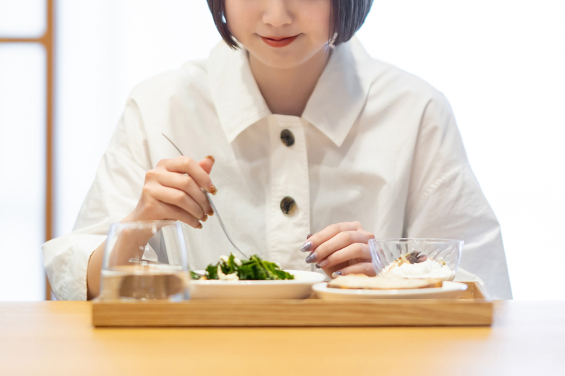 食事する女性