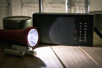 保管している乾電池、2年で無用の長物になることも？電気系の防災グッズで必須の「4大アイテム」…